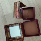 Swatch de Infinity2218 : Hoola - Poudre Soleil, Benefit Cosmetics