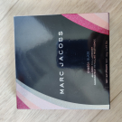 Swatch de Infinity2218 : O!Mega Glaze All-Over Foil Luminizer, Marc Jacobs Beauty