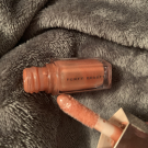 Swatch de Mmbeautyy : Gloss Bomb Universal Lip Luminizer - Enlumineur à Lèvres Universel, Fenty Beauty by Rihanna