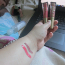 Swatch de fanninès : Melted Matte - Rouge à lèvres liquéfié longue tenue mat, Too Faced