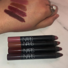 Swatch de e.a.s.beauty : Velvet Matte Lip Pencil - Crayon à Lèvres Velours Mat, Nars