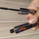 Swatch de AliceMerveilles : They're Real! - Mascara volumateur et allongeant, Benefit Cosmetics