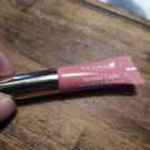 Swatch de AliceMerveilles : Eclat Minute - Embellisseur Lèvres, Clarins