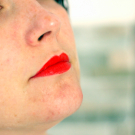 Swatch de Girls n Nantes Eva : Eau à Lèvres - Rouge à lèvres non-transfert longue tenue, Clarins