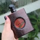 Swatch de Girls n Nantes Eva : Black Opium Eau de parfum, Yves Saint Laurent