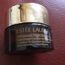 Swatch de Ninize : Advanced Night Repair - Contour des yeux ultra concentré, Estée Lauder
