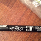 Swatch de Ninize : Skinny Liquid Eyeliner Black, Eyeko