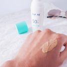 Swatch de pyxides_flacons : Daylong face sensitive, Daylong