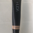 Swatch de Belinda123 : The Overachiever Concealer - Crème anticernes haute couvrance, Huda Beauty