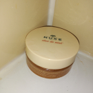 Swatch de Myrtille sauvage : Gommage gourmand nourrissant rêve de miel, Nuxe