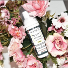 Swatch de It's Blossom Tea : Pschitt Magique Nouvelle Peau - Micropeeling visage sans grain, Garancia