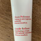 Swatch de Kiimiinekoolullaby : Doux Peeling Crème Gommante, Clarins