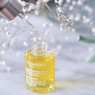 Swatch de Juste Sarah : Huile orchidée bleue, Clarins