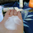 Swatch de des p'tits bonheurs de filles : Pschitt Magique Nouvelle Peau - Micropeeling visage sans grain, Garancia