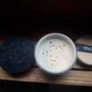 Swatch de lpatenay : Lock-it Setting Powder - Poudre libre translucide, Kat Von D