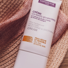 Swatch de Anna Lang : Crème Calmante Réparatrice, Condensé Paris