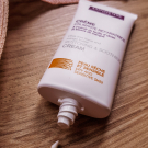 Swatch de Anna Lang : Crème Calmante Réparatrice, Condensé Paris