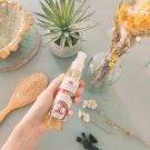 Swatch de Rose Célestine : Huile capillaire, Emma Noël