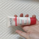 Swatch de Rose Célestine : Roséliane crème anti-rougeurs SPF30, Uriage