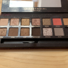 Swatch de Léa.P : Sultry Eye Shadow Palette - Palette d'ombres à paupières voluptueuses, ANASTASIA BEVERLY HI