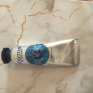 Swatch de Makeupadict : Crème Mains Karité, L'Occitane