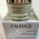 Swatch de Esprit d'Azur : Crème éclat anti-taches Vinoperfect, Caudalie