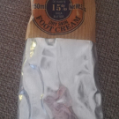 Swatch de anissafraise : Crème Pieds Karité, L'Occitane