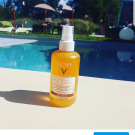 Swatch de Alison Calmer : Eau de protection solaire hâle sublimée SPF 50, Vichy