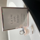 Swatch de Kisscool : La Vie est Belle Eau de parfum, Lancôme