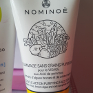 Swatch de sandycraps : Gommage sans grains purifiant aux aha de pommes, Nominoë