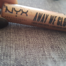 Swatch de placo.mega : Away We Glow - Illuminateur de Teint Liquide, NYX