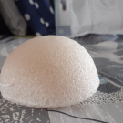 Swatch de Hopesia : Eponge Konjac au charbon de bambou, The Konjac Sponge Co
