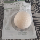 Swatch de Hopesia : Eponge Konjac au charbon de bambou, The Konjac Sponge Co