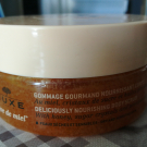 Swatch de Lorenza38 : Gommage gourmand nourrissant rêve de miel, Nuxe