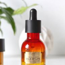 Swatch de MINI03 : Huile De Soin Visage Revitalisante Intense Oils Of Life, The Body Shop