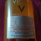 Swatch de Mia80 : Eau de protection solaire hâle sublimée SPF 50, Vichy