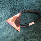 Swatch de Catarina : Élastique avec un triangle doré, Elite models