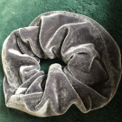 Swatch de Catarina : Chouchou en velours gris, Aliexpress