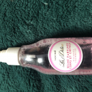 Swatch de Catarina : Brume parfumée corps et cheveux macarons framboise, Nocibé