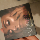 Swatch de Faatyfaaty : 3D Highlighter Palette Palette d'enlumineurs, Huda Beauty