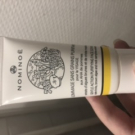 Swatch de Mrnpi : Gommage sans grains purifiant aux aha de pommes, Nominoë