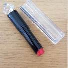 Swatch de knldl : La Petite Robe Noire Le Rouge Délicieusement Brillant, Guerlain