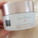 Swatch de Jennifer.Beautyaddict : Sakura Scrub Gommage pour le Corps, Rituals