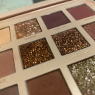 Swatch de SoniaS : The New Nude Palette - Palette de fards à paupières, Huda Beauty