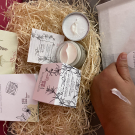 Swatch de Nou Rhen : Crème d'éclat au romarin, Mademoiselle Saint Germain