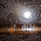 Swatch de Featherfearless : Addition Concentré Eclat - Auto-bronzant, Clarins