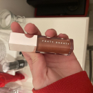 Swatch de tat.isan : Gloss Bomb Universal Lip Luminizer - Enlumineur à Lèvres Universel, Fenty Beauty by Rihanna