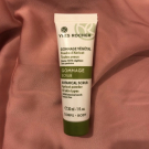 Swatch de Tasnime_mrm : Gommage végétal poudre d'abricot, Yves Rocher