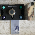 Swatch de Gwendo Lyne : DIFFUSEUR D'HUILES ESSENTIELLE ET SON PACK DE CAPSULES HONEY ODYSSEY, SKINJAY