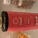 Swatch de Gwendo Lyne : SHAMPOING AYURVÉDIQUE ROSE REPAIR 200ML KHADI, Khadi